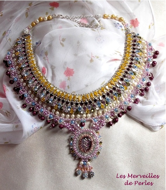 Queen of the Nights bib necklace, een douche van prachtige kristallen en parels. 