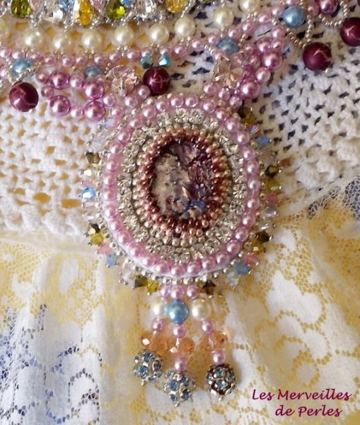 Queen of the Nights bib necklace, een douche van prachtige kristallen en parels. 
