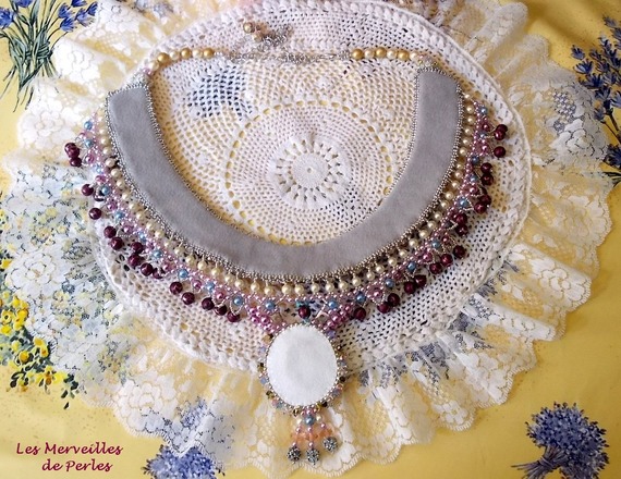 Queen of the Nights bib necklace, een douche van prachtige kristallen en parels. 