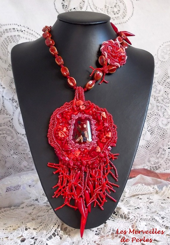Coralie hanger ketting geborduurd met overvloedige halfedelstenen.