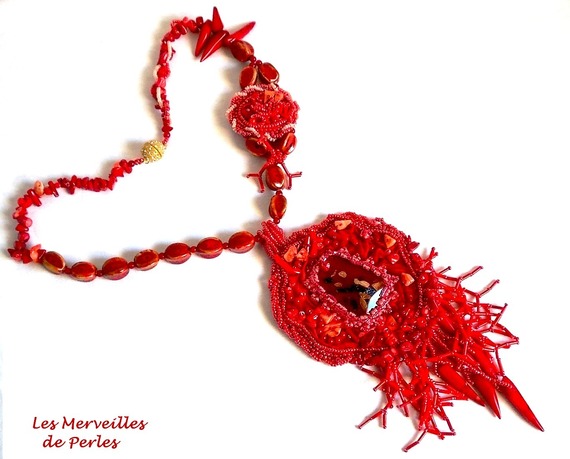 Coralie hanger ketting geborduurd met overvloedige halfedelstenen.