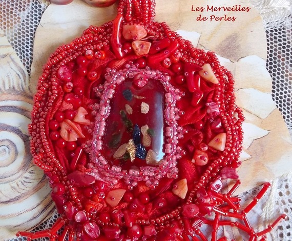 Coralie hanger ketting geborduurd met overvloedige halfedelstenen.