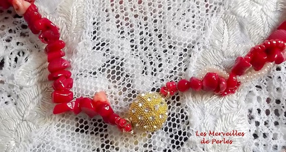 Coralie hanger ketting geborduurd met overvloedige halfedelstenen.