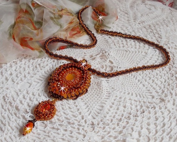 Lady in Orange hanger ketting is geborduurd met Swarovski kristallen, Miyuki rocailles en magic beads.