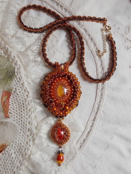 Lady in Orange hanger ketting is geborduurd met Swarovski kristallen, Miyuki rocailles en magic beads.