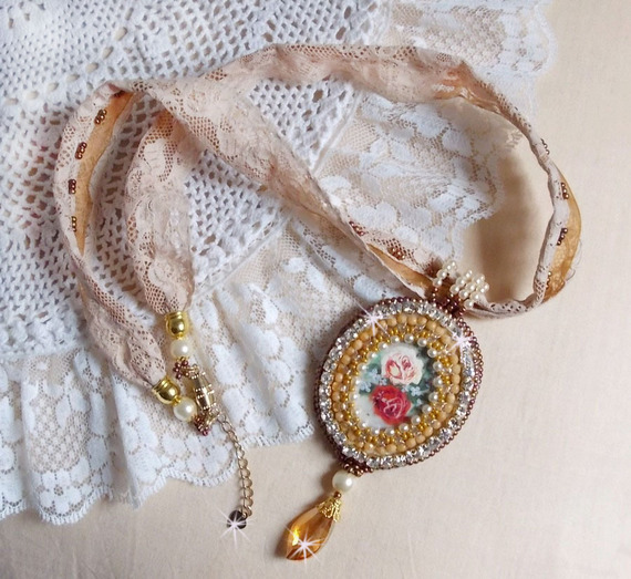 Reflets de Rosée hanger ketting, parels, Swarovski kristal en kant.