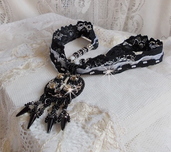 Goldnight hanger ketting geborduurd met Swarovski kristallen in een barokke stijl