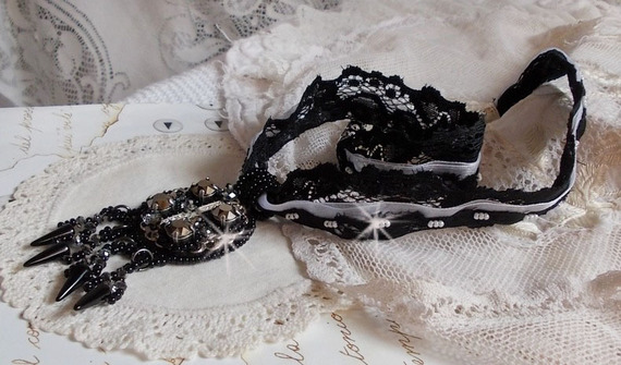 Goldnight hanger ketting geborduurd met Swarovski kristallen in een barokke stijl
