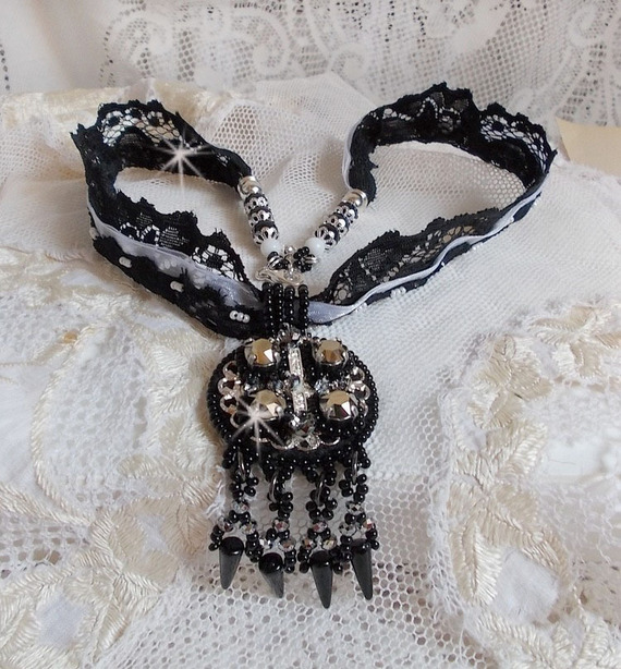 Goldnight hanger ketting geborduurd met Swarovski kristallen in een barokke stijl