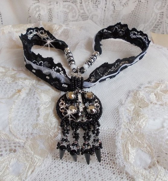 Goldnight hanger ketting geborduurd met Swarovski kristallen in een barokke stijl