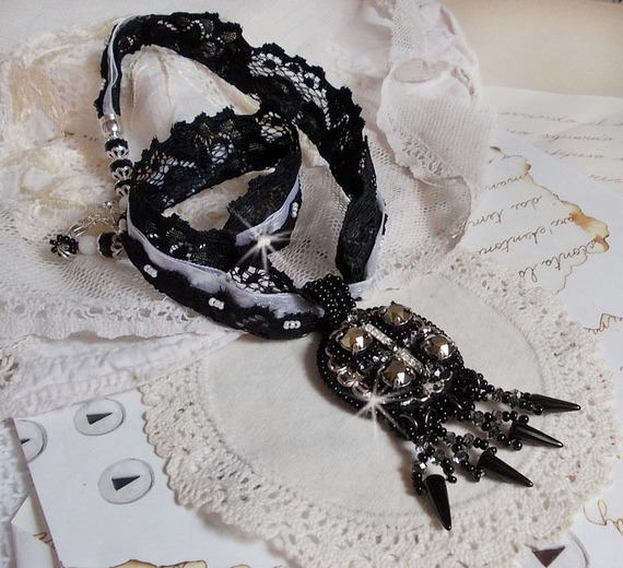 Goldnight hanger ketting geborduurd met Swarovski kristallen in een barokke stijl