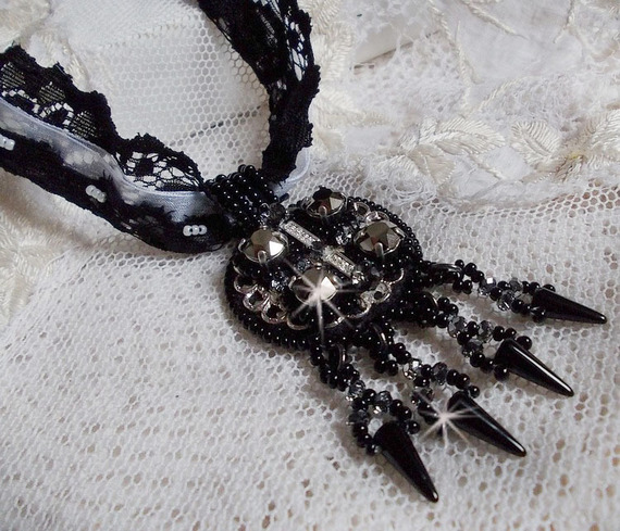 Goldnight hanger ketting geborduurd met Swarovski kristallen in een barokke stijl