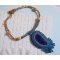 Corsica hanger ketting geborduurd met saffierblauwe agaat en beige rocailles