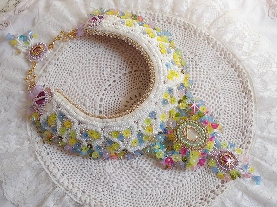 Envolée Fleurie ketting, lucite bloemen, parels en rocailles geborduurd in Haute-Couture stijl.