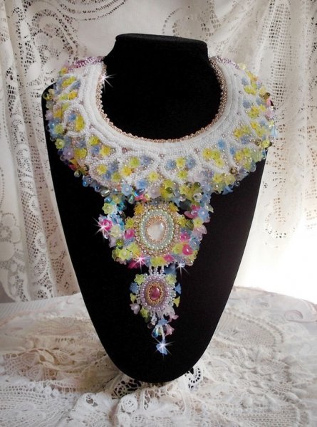 Envolée Fleurie ketting, lucite bloemen, parels en rocailles geborduurd in Haute-Couture stijl.