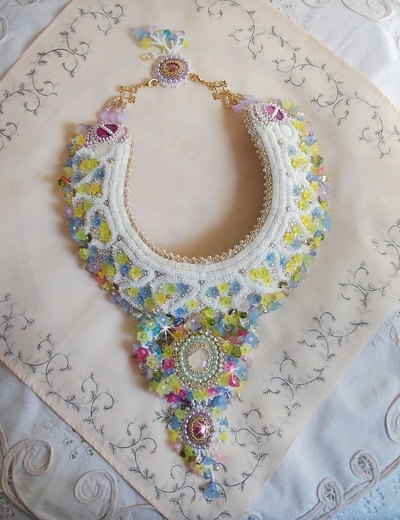 Envolée Fleurie ketting, lucite bloemen, parels en rocailles geborduurd in Haute-Couture stijl.