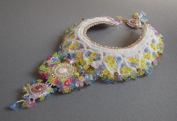 Envolée Fleurie ketting, lucite bloemen, parels en rocailles geborduurd in Haute-Couture stijl.
