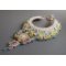 Envolée Fleurie ketting, lucite bloemen, parels en rocailles geborduurd in Haute-Couture stijl.