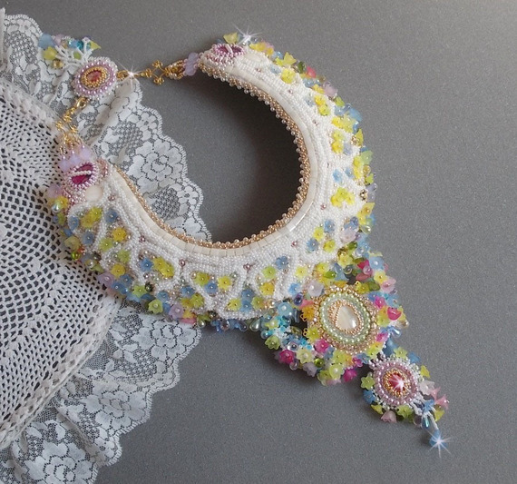 Envolée Fleurie ketting, lucite bloemen, parels en rocailles geborduurd in Haute-Couture stijl.
