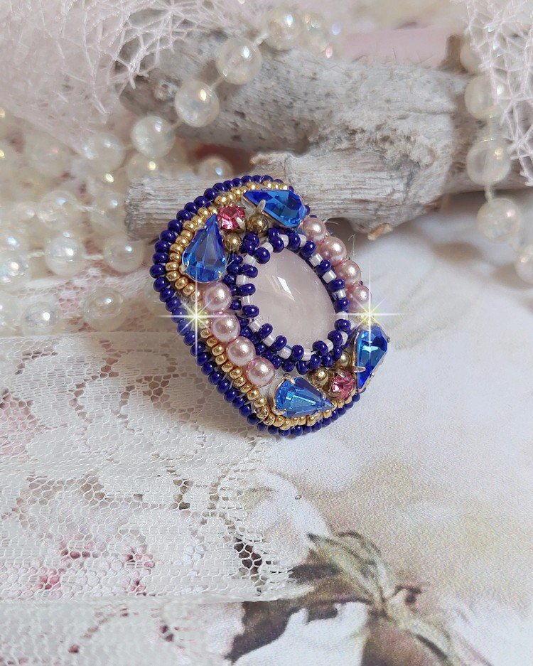 Amazone Gabrielle ring geborduurd met kwarts en Swarovski kristallen