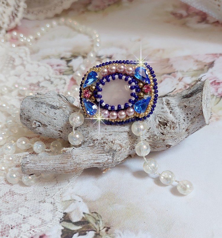 Amazone Gabrielle ring geborduurd met kwarts en Swarovski kristallen