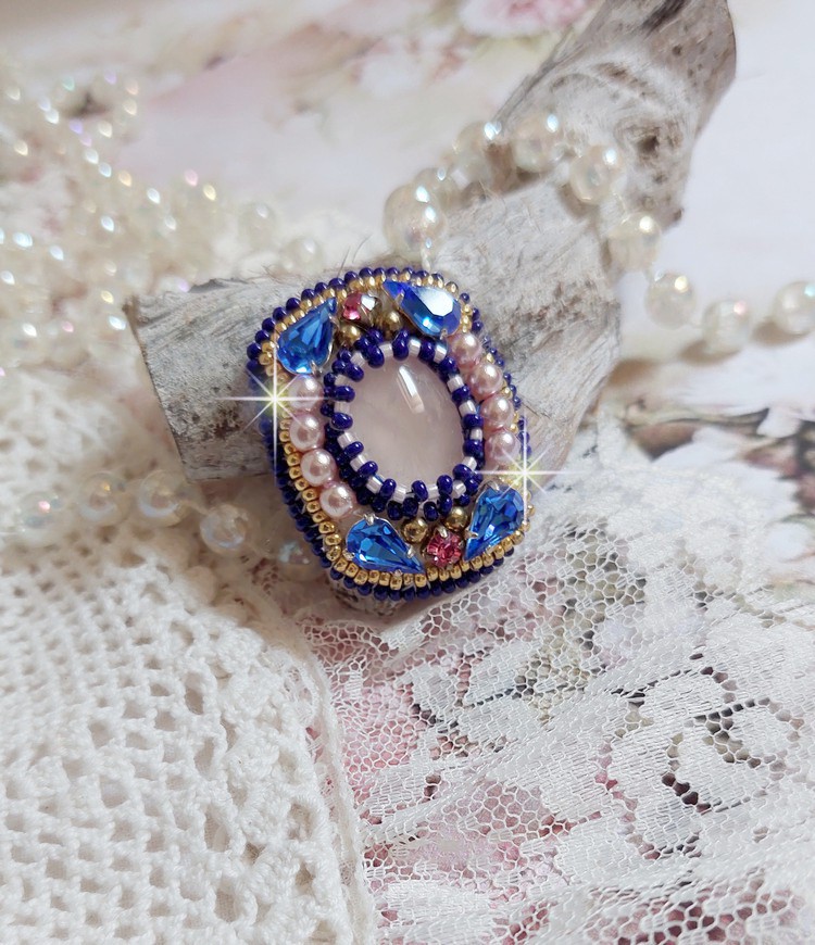 Amazone Gabrielle ring geborduurd met kwarts en Swarovski kristallen