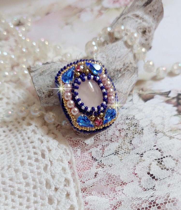 Amazone Gabrielle ring geborduurd met kwarts en Swarovski kristallen