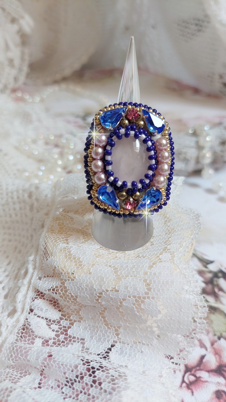 Amazone Gabrielle ring geborduurd met kwarts en Swarovski kristallen