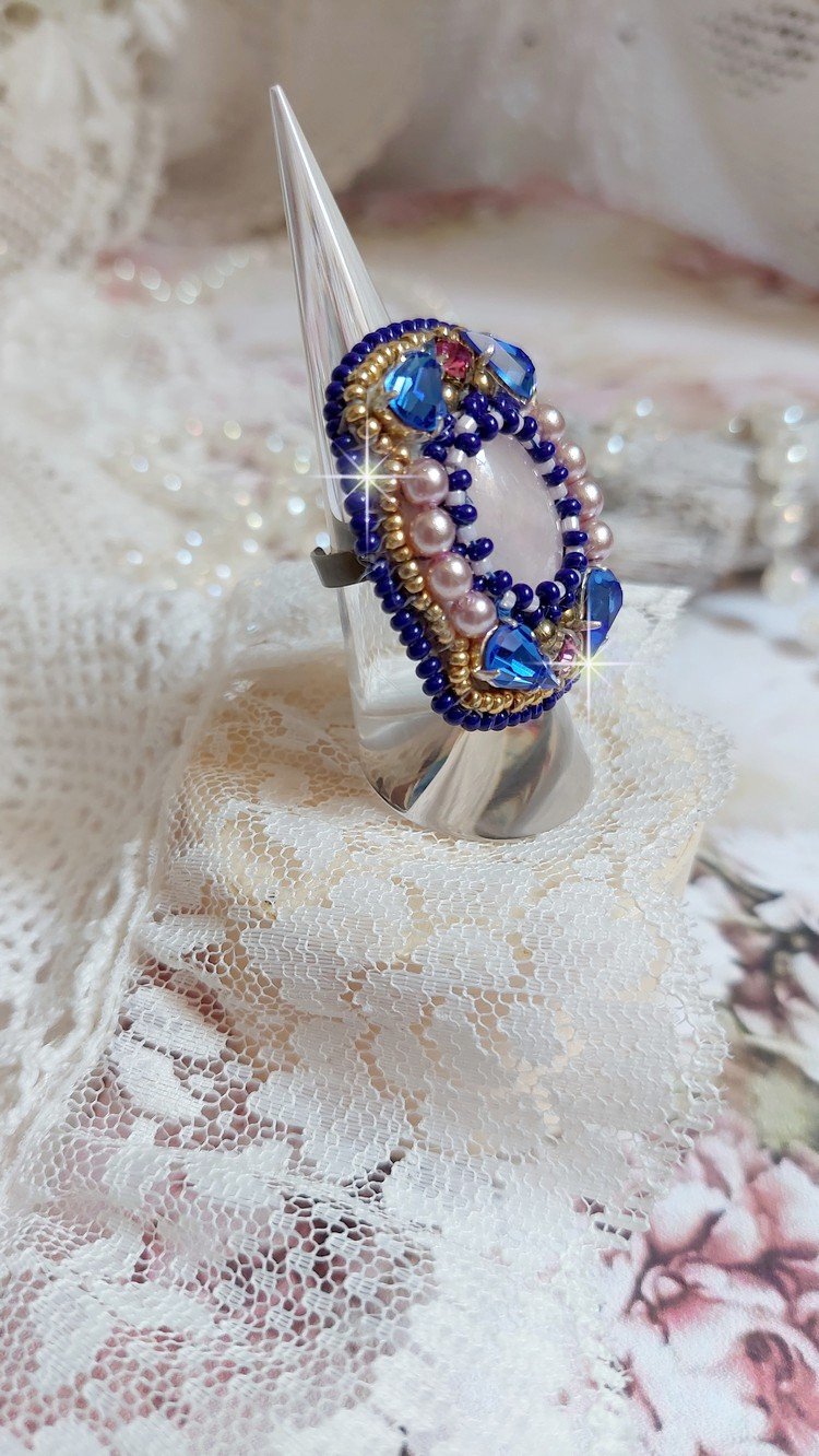 Amazone Gabrielle ring geborduurd met kwarts en Swarovski kristallen