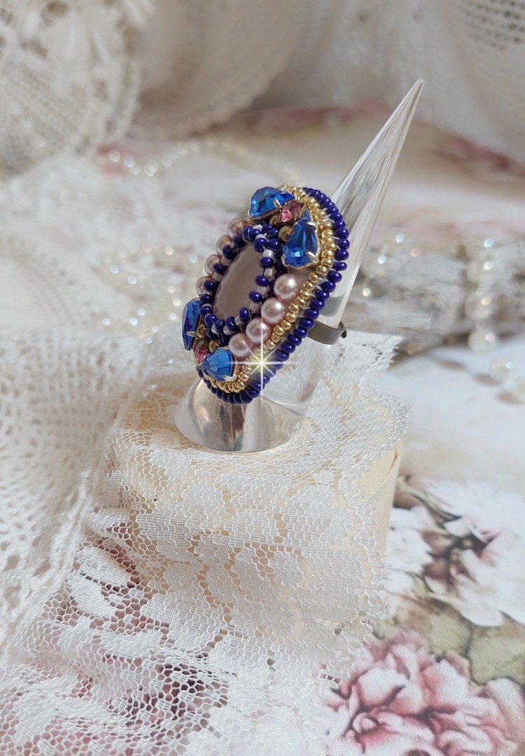 Amazone Gabrielle ring geborduurd met kwarts en Swarovski kristallen