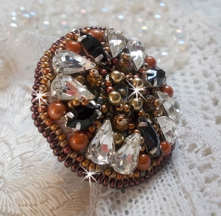 Amber Romance ring geborduurd met Swarovski kristal en zwarte, magische parels en rocailles