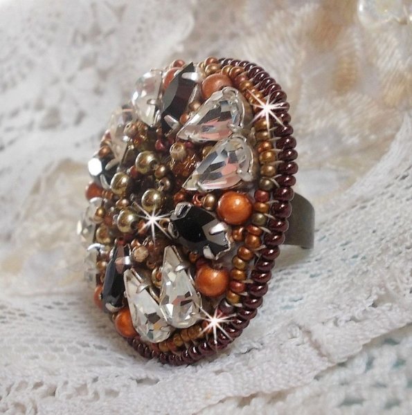 Amber Romance ring geborduurd met Swarovski kristal en zwarte, magische parels en rocailles