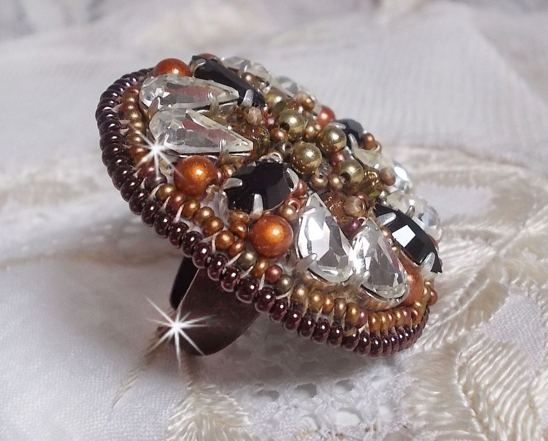 Amber Romance ring geborduurd met Swarovski kristal en zwarte, magische parels en rocailles