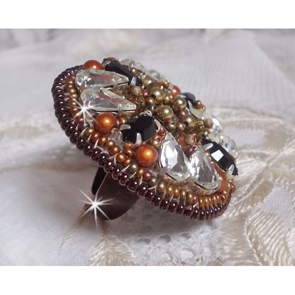 Amber Romance ring geborduurd met Swarovski kristal en zwarte, magische parels en rocailles