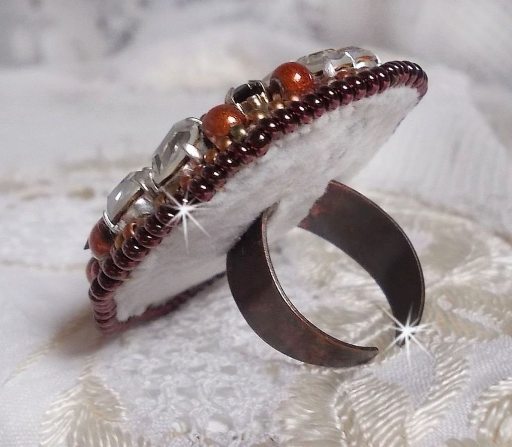 Amber Romance ring geborduurd met Swarovski kristal en zwarte, magische parels en rocailles