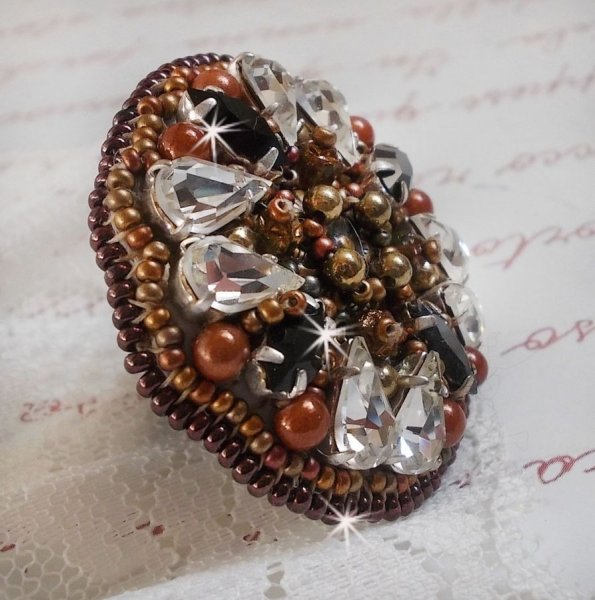 Amber Romance ring geborduurd met Swarovski kristal en zwarte, magische parels en rocailles