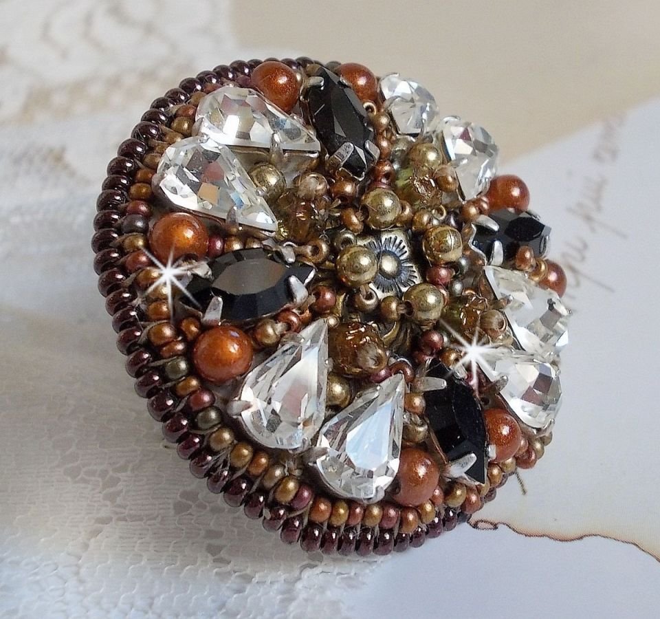 Amber Romance ring geborduurd met Swarovski kristal en zwarte, magische parels en rocailles