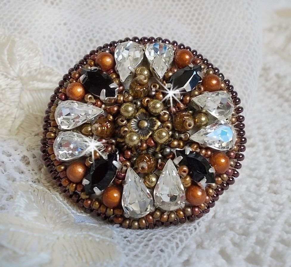 Amber Romance ring geborduurd met Swarovski kristal en zwarte, magische parels en rocailles