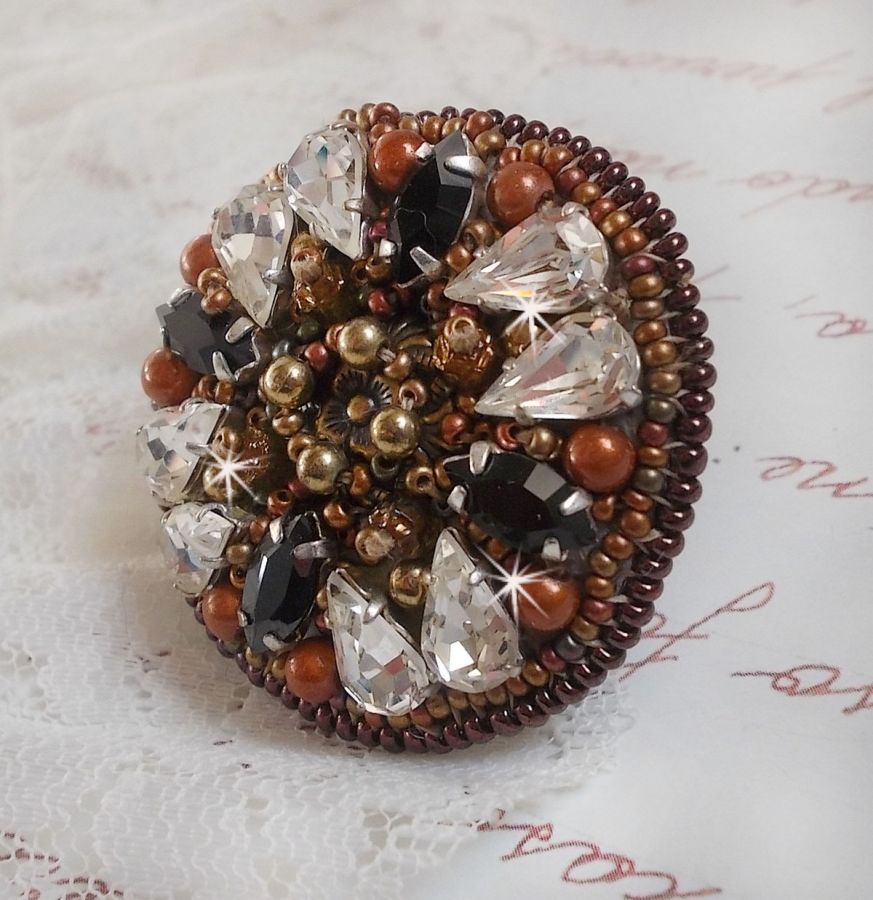 Amber Romance ring geborduurd met Swarovski kristal en zwarte, magische parels en rocailles