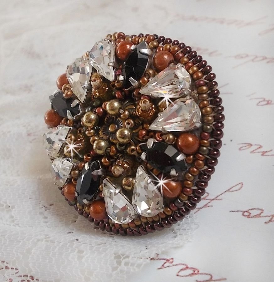 Amber Romance ring geborduurd met Swarovski kristal en zwarte, magische parels en rocailles
