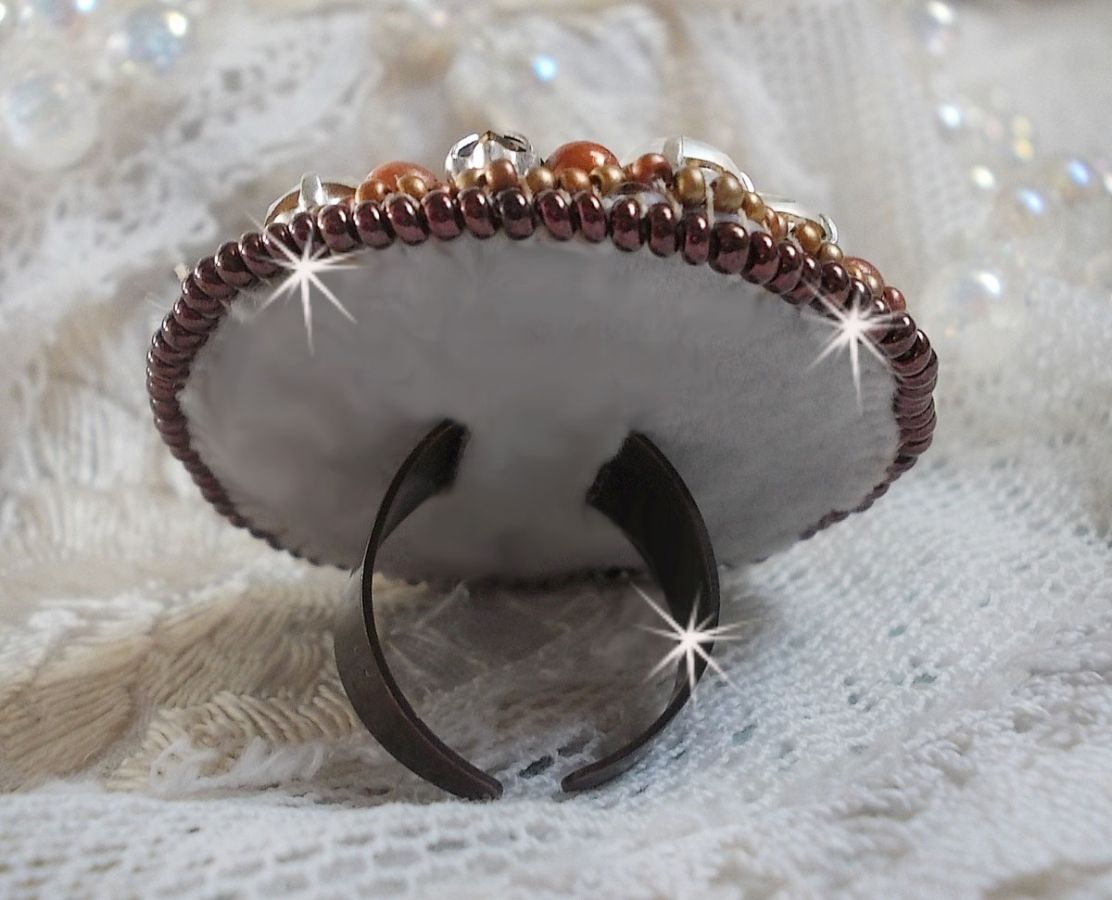 Amber Romance ring geborduurd met Swarovski kristal en zwarte, magische parels en rocailles