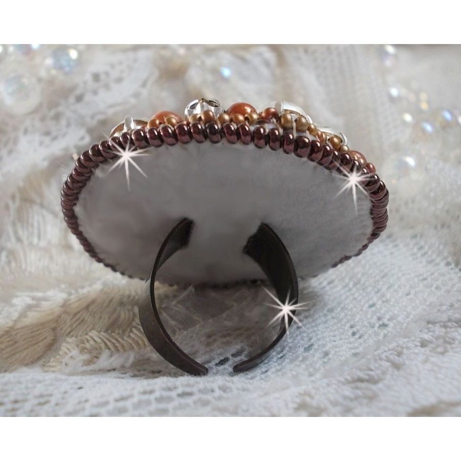 Amber Romance ring geborduurd met Swarovski kristal en zwarte, magische parels en rocailles