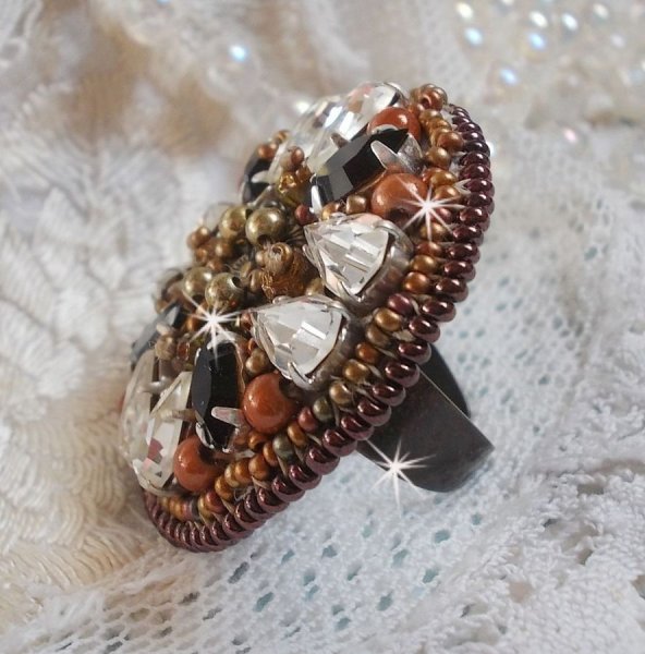 Amber Romance ring geborduurd met Swarovski kristal en zwarte, magische parels en rocailles