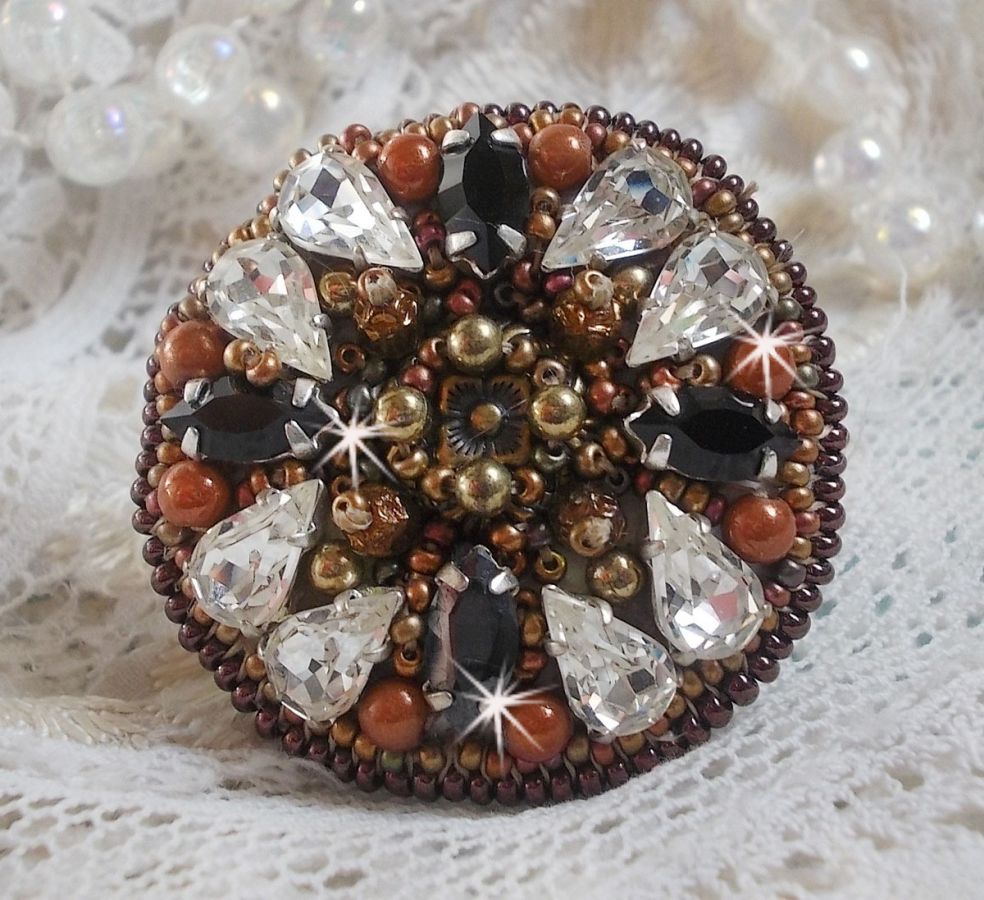Amber Romance ring geborduurd met Swarovski kristal en zwarte, magische parels en rocailles