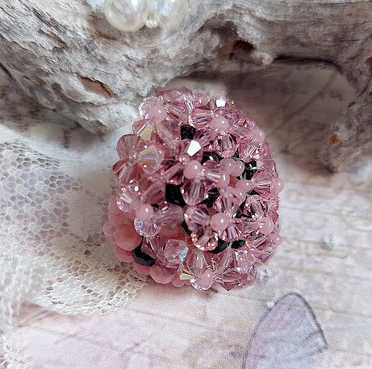 Anemoon ring met facetten en tupies in Swarovski kristal
