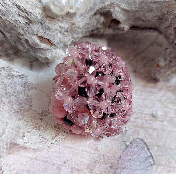 Anemoon ring met facetten en tupies in Swarovski kristal
