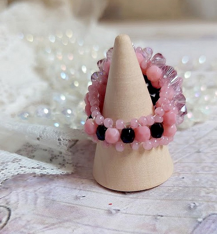 Anemoon ring met facetten en tupies in Swarovski kristal