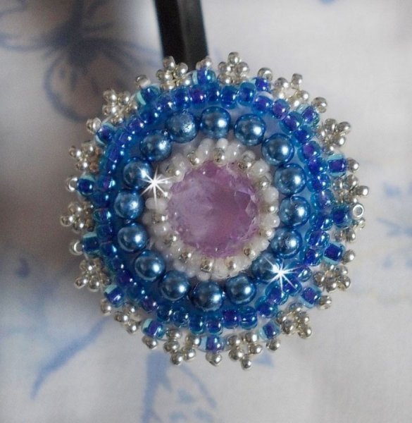 Azur ring geborduurd met Swarovski kristallen en parels