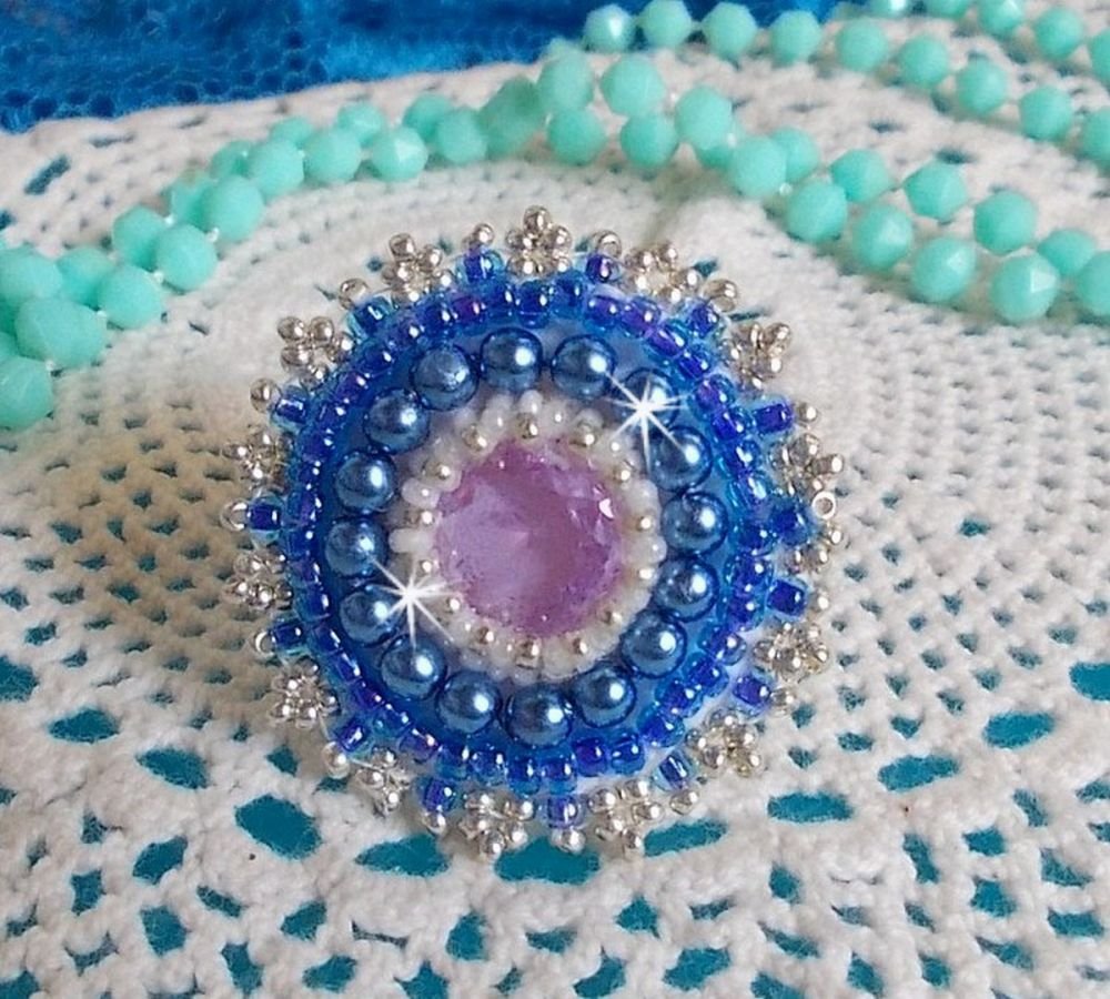Azur ring geborduurd met Swarovski kristallen en parels