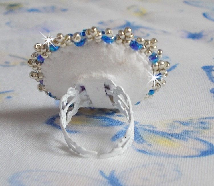 Azur ring geborduurd met Swarovski kristallen en parels